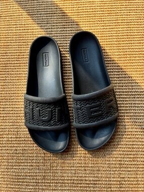 Hunter Black Rubber Slide Sandals with Embossed Logo Strap